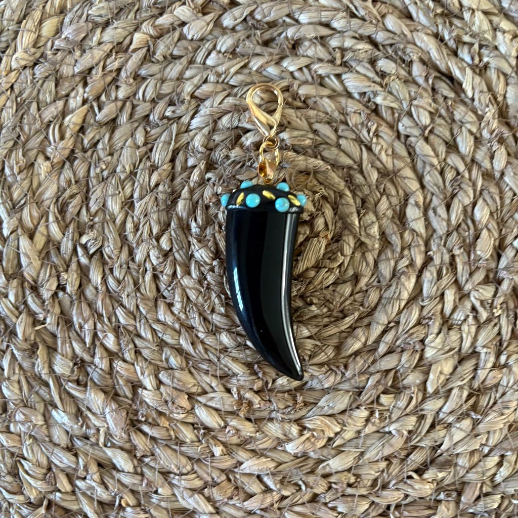 Colgante Cuerno Negro con Detalle de Color By Keka Durán