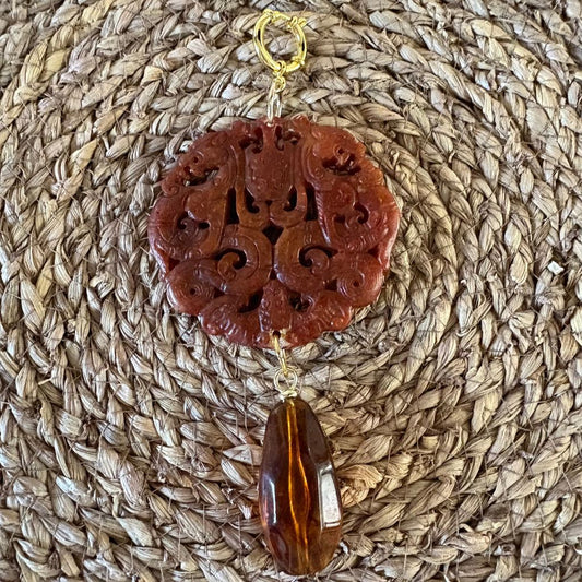 Colgante Artesanal de Jade Marrón con Gota Ámbar
