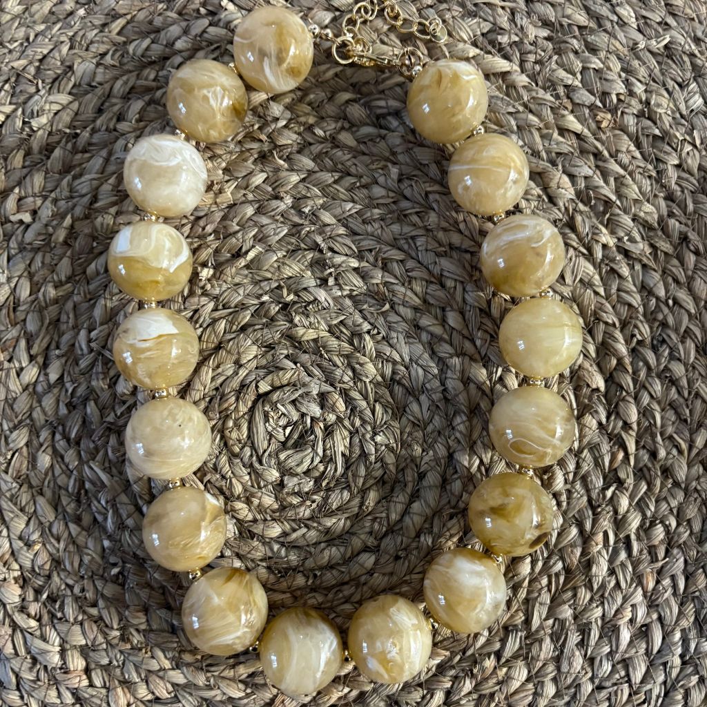 Collar de bolas marmoleadas en tonos beige y dorado