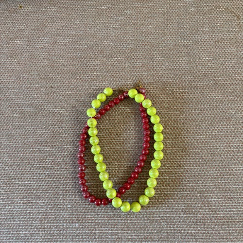 Collar bolas medianas rojo nacarado. Elegante y versátil.