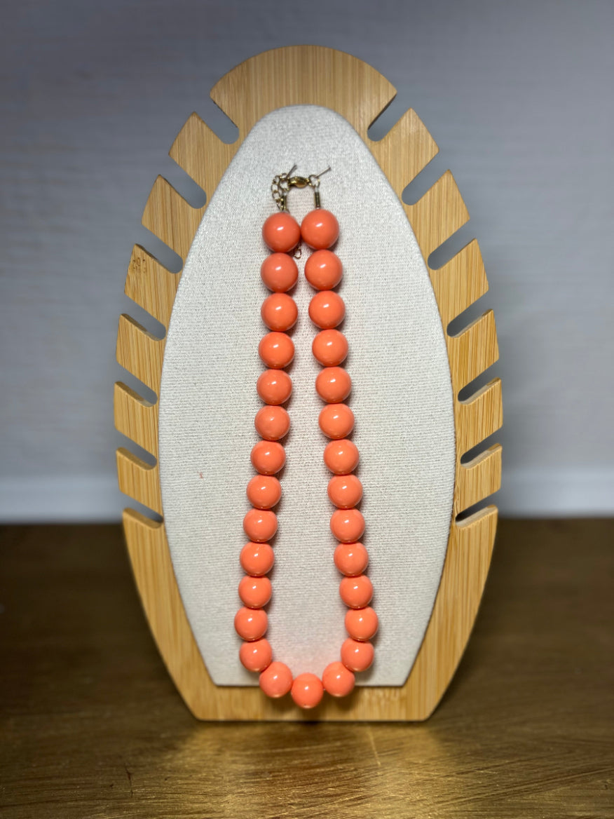 “Collar de coral natural con cuentas grandes de 12 mm sobre fondo blanco”