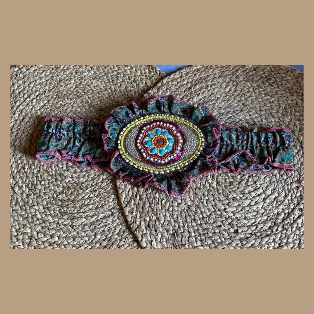 Cinturón tipo étnico con tejido estampado y bordado con abalorios