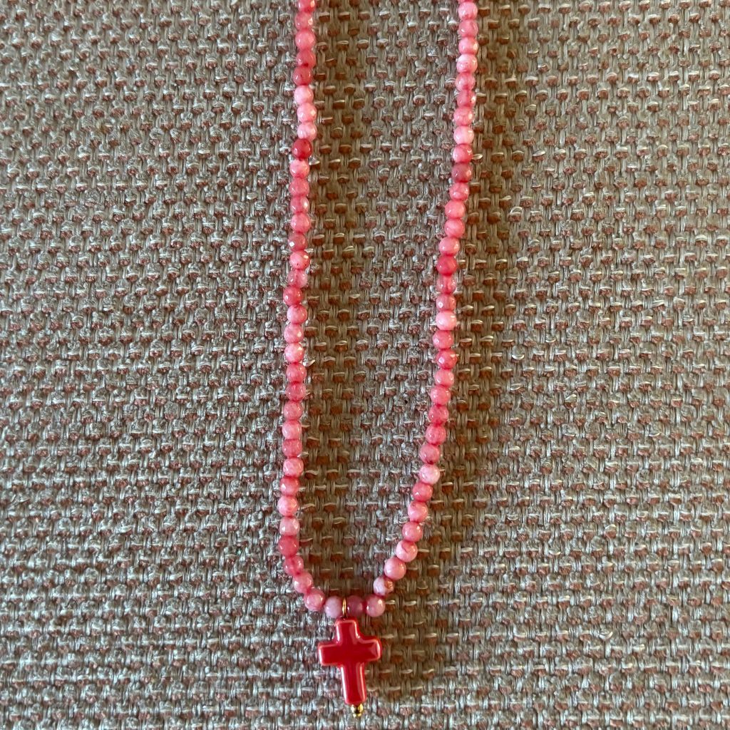 Collar con cuentas de cristal y cruz de cerámica –  Diseño Fresa by Keka”