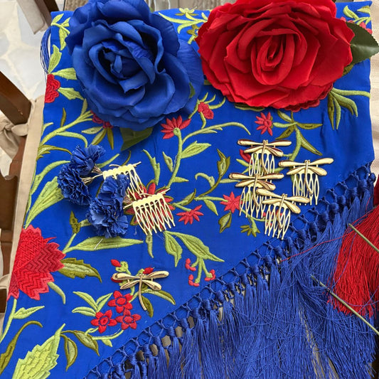 Mantón de Flamenca Azul Eléctrico con Bordado de Rosas Rojas y Flecos de Cantillana