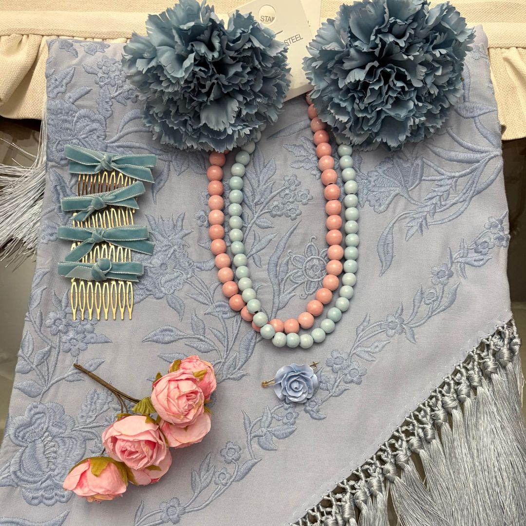 Mantoncillo de Flamenca Azul Grisáceo con Bordado Monocromático y Flecos de Cantillana