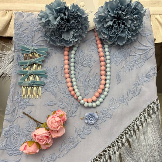 Mantoncillo de Flamenca Azul Grisáceo con Bordado Monocromático y Flecos de Cantillana