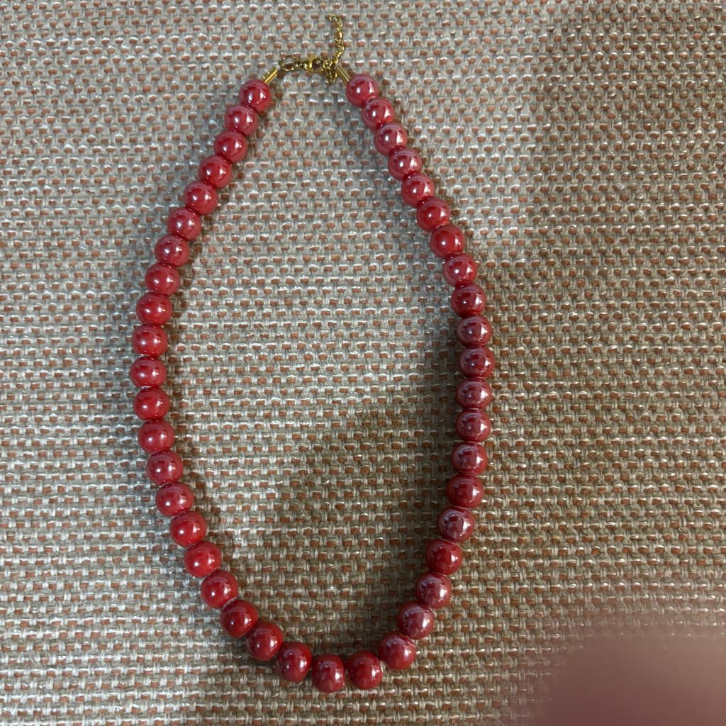 Collar bolas medianas rojo nacarado. Elegante y versátil.
