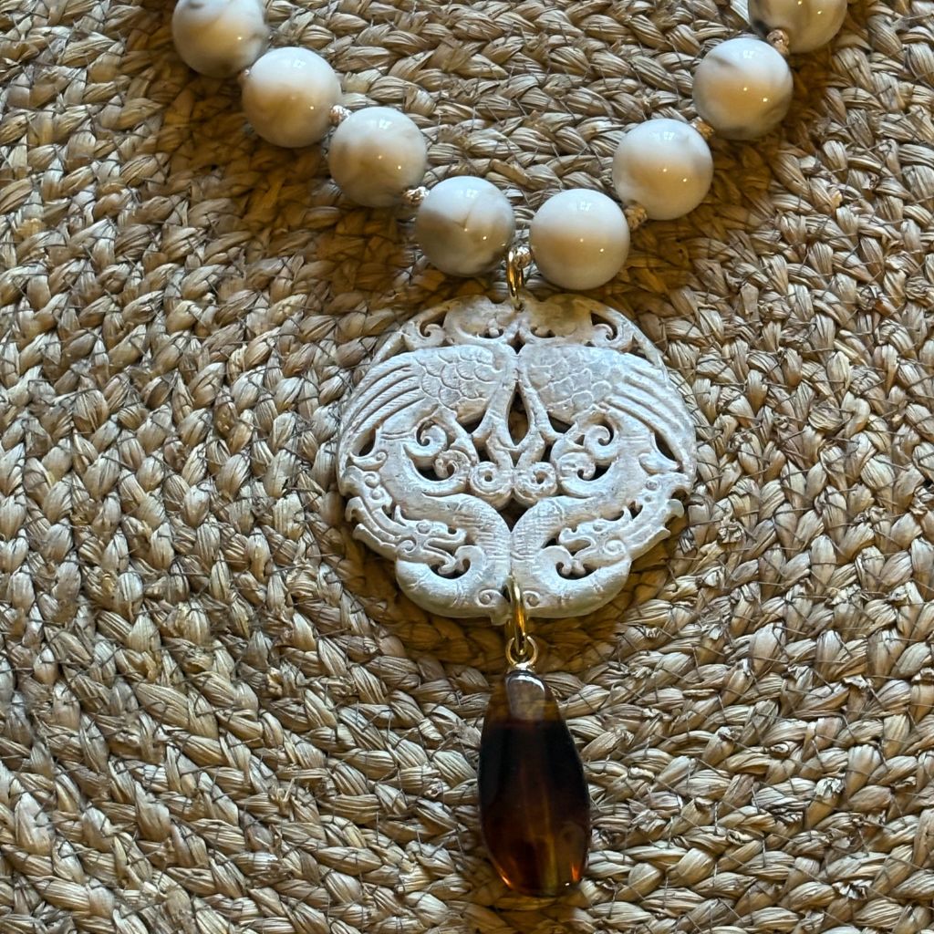 Collar marfil con Colgante Tallado y Gota Ámbar