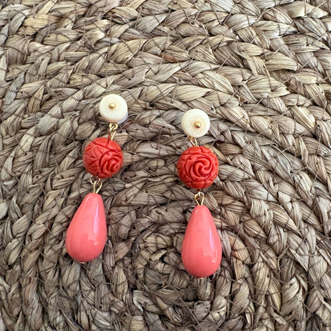 Pendientes lágrima rosa con detalle floral coral