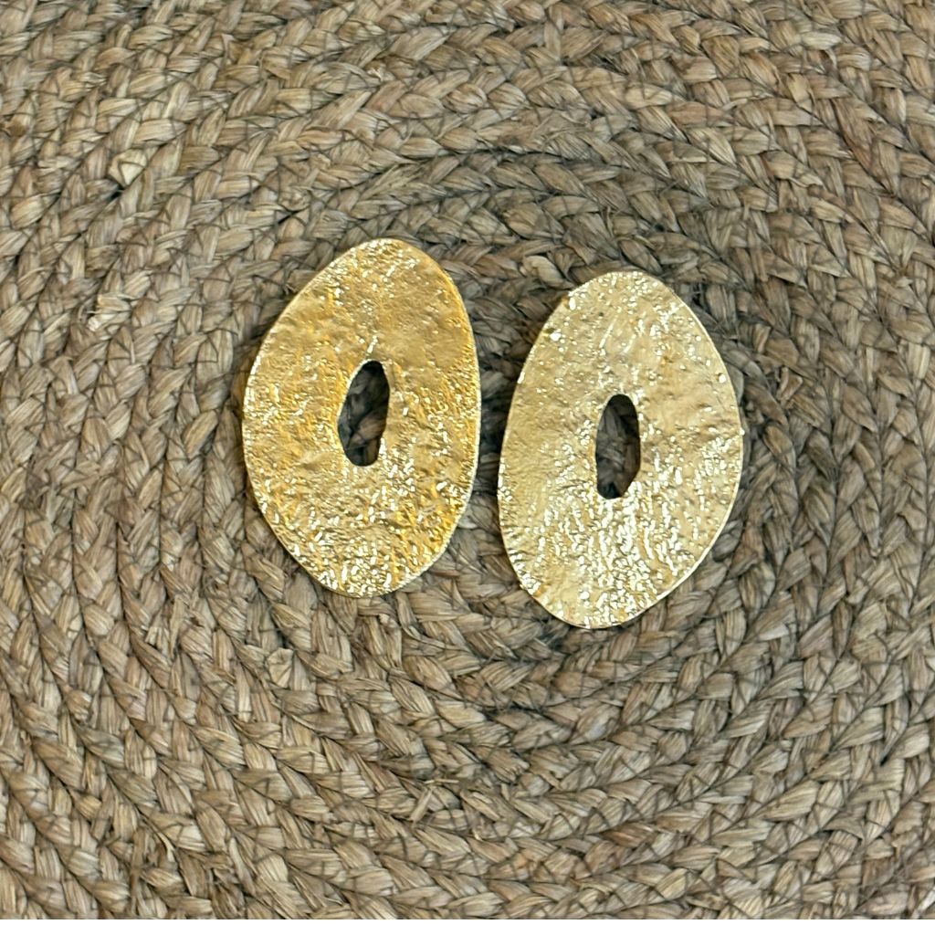 Pendientes Ovalados Textura Martelé Dorados – Maxi Statement by Keka Durán