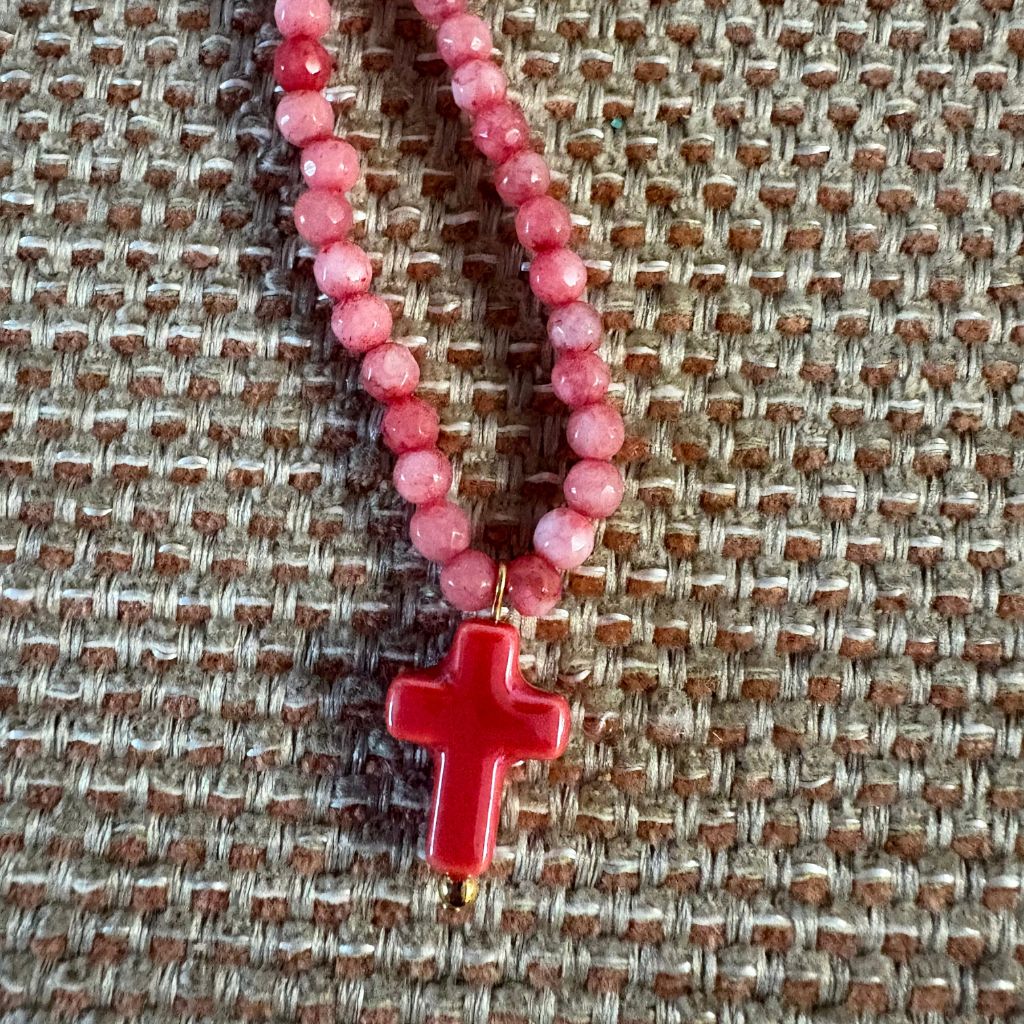 Collar con cuentas de cristal y cruz de cerámica –  Diseño Fresa by Keka”