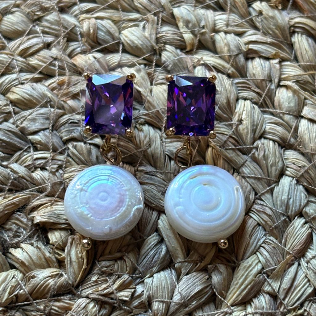 Pendientes con piedra de Esmeralda o Amatista sintética y Concha Blanca