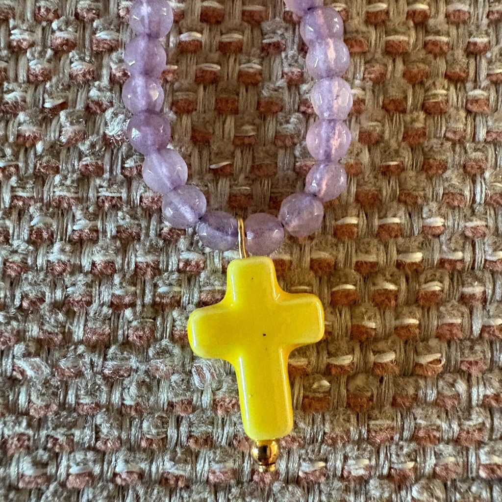 Collar con cuentas de cristal y cruz de cerámica –  Diseño Malva & Amarillo by Keka”