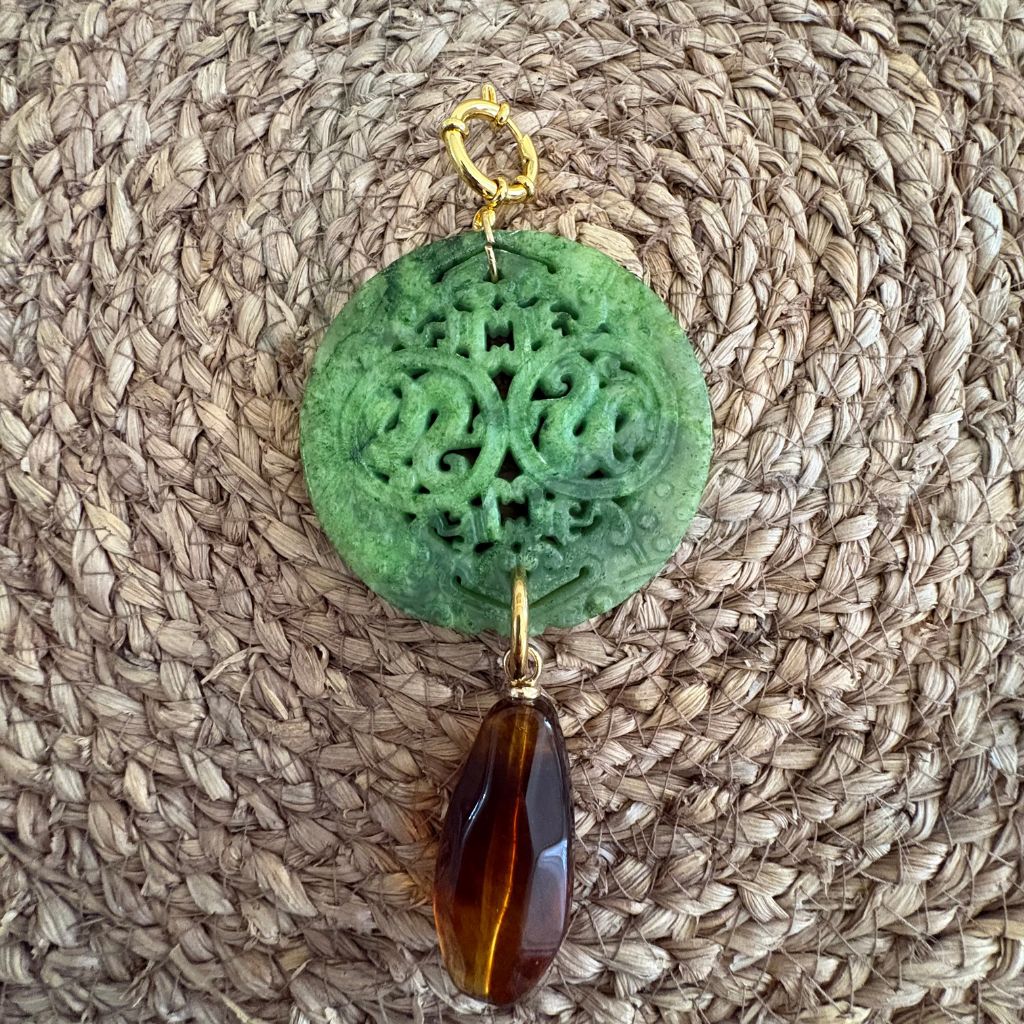 Maxi Colgante "Jade Garden" con Medallón Tallado y Gota Ambarina