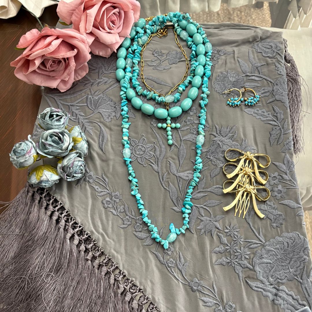 Mantoncillo de Flamenca Gris Perla con Enrejado Artesanal de Cantillana