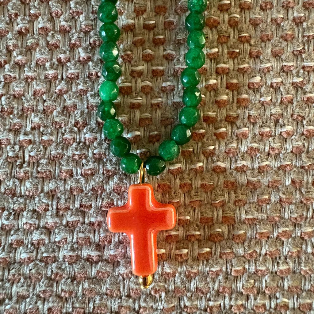 Collar con cuentas de cristal y cruz de cerámica –  Diseño Verde & Naranja by Keka”