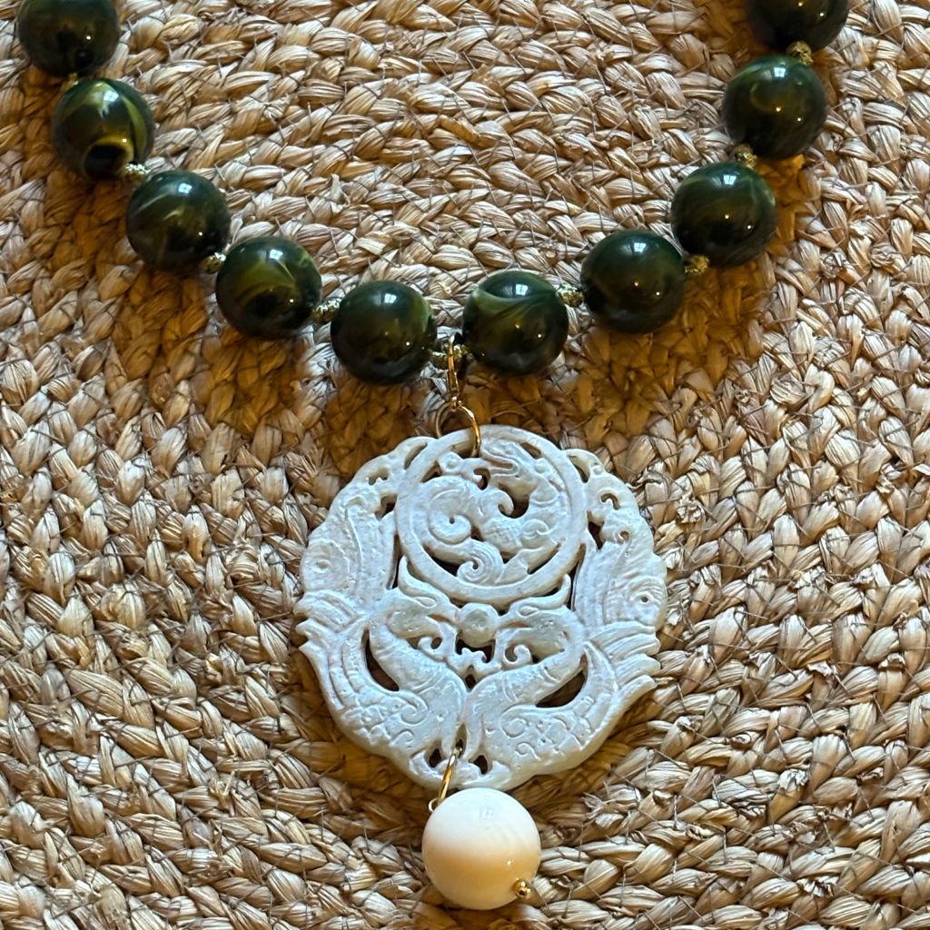 Colgante jade natural tallado con bola crema