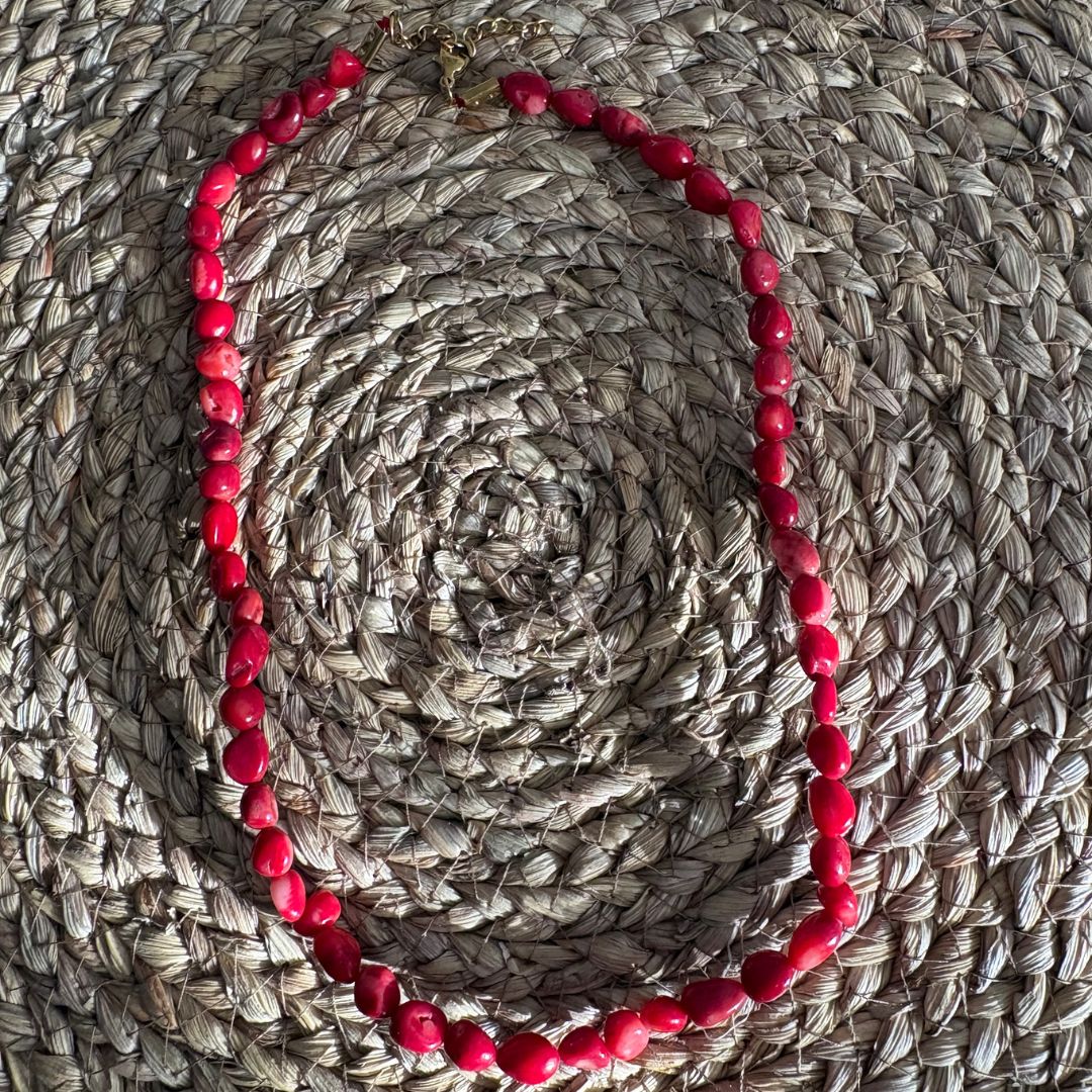 Collar de cuentas de coral rosa destonificado. Diseño romántico y chic (2 colores)