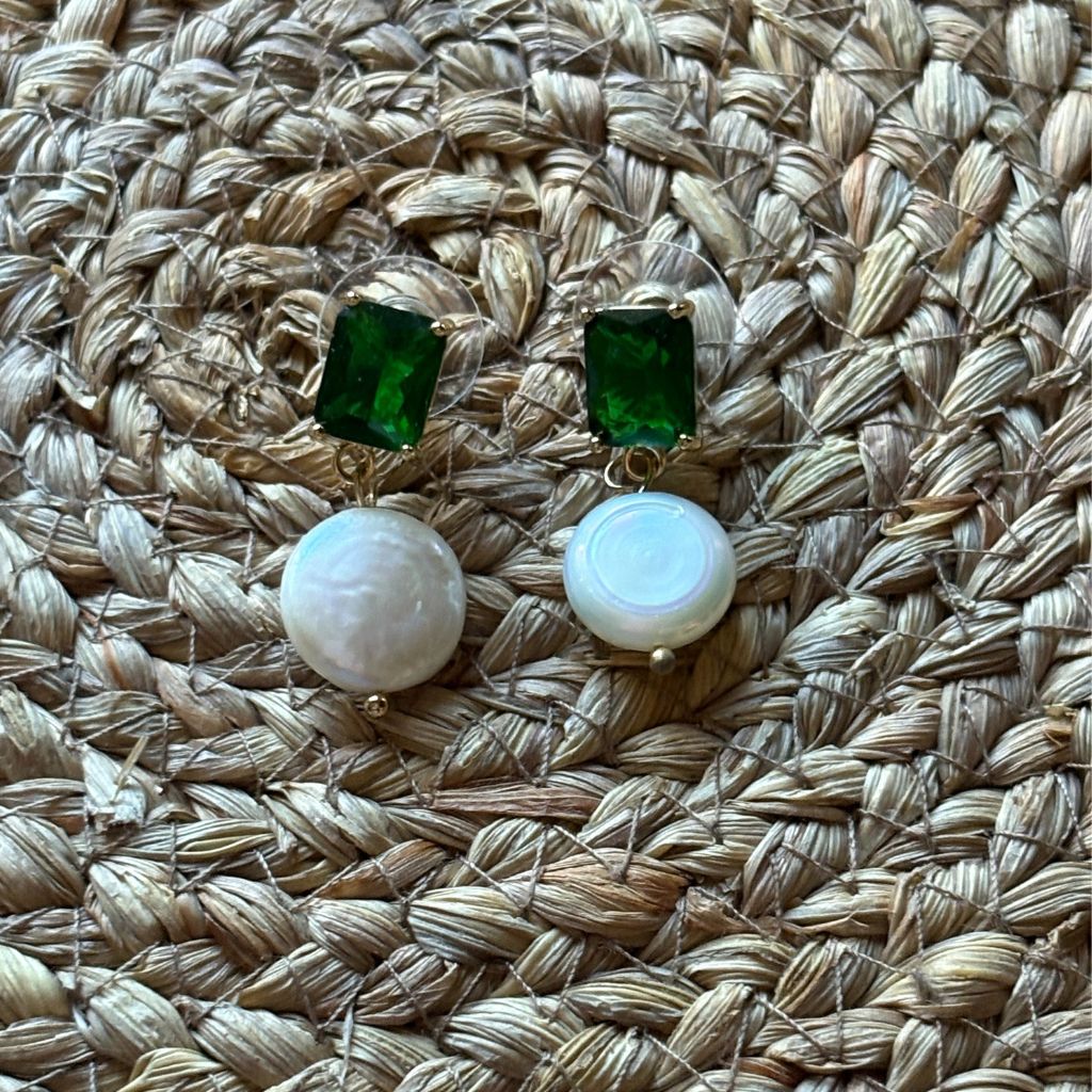 Pendientes con piedra de Esmeralda o Amatista sintética y Concha Blanca