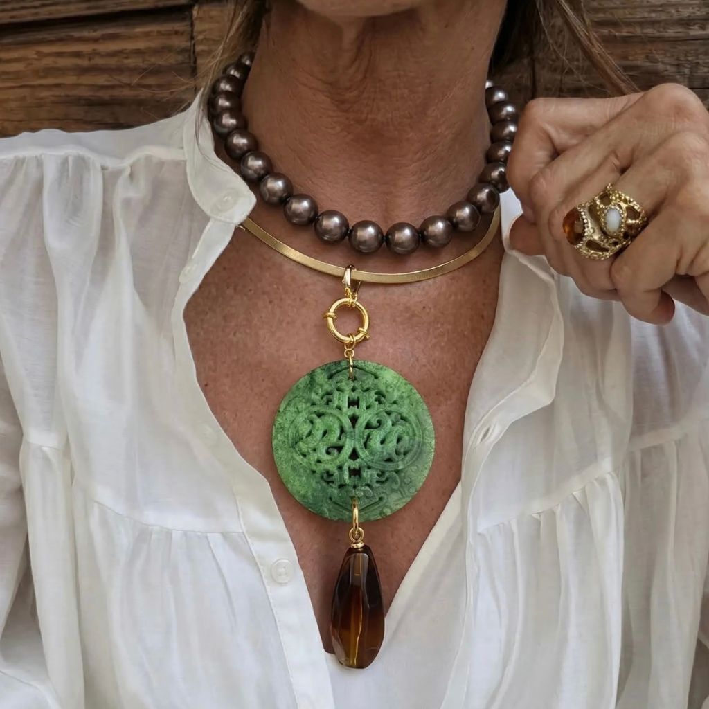 Maxi Colgante "Jade Garden" con Medallón Tallado y Gota Ambarina