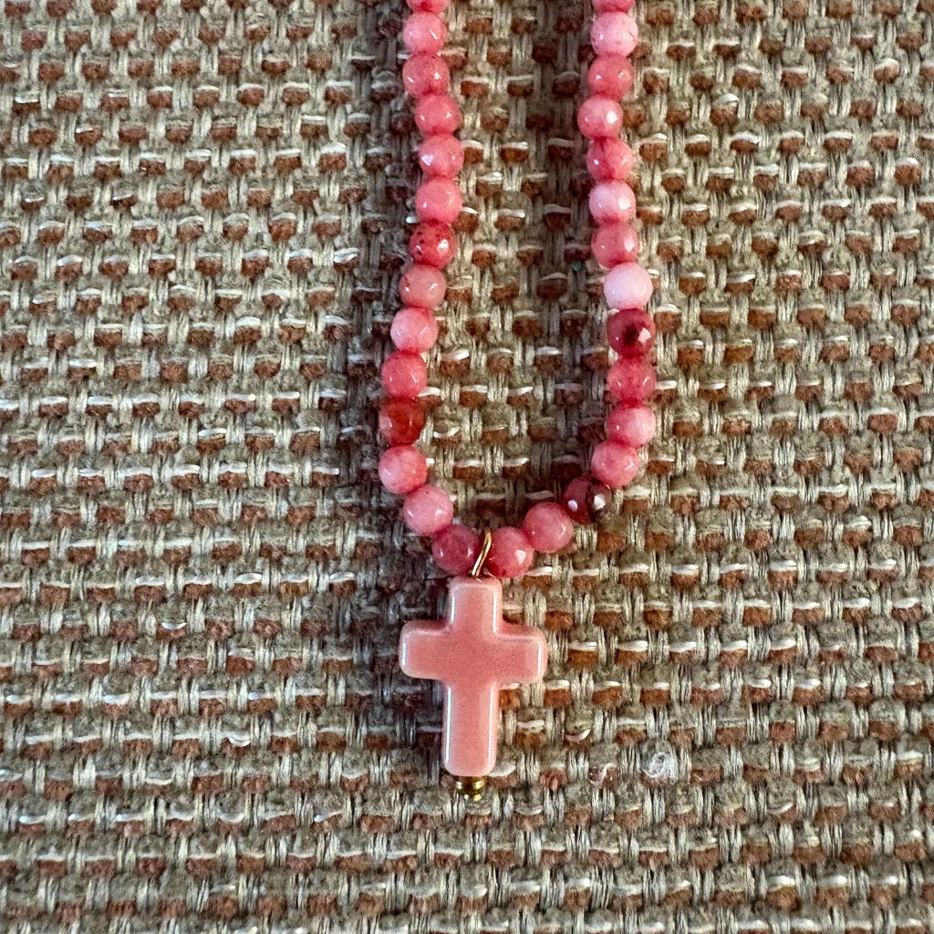 Collar con cuentas de cristal y cruz de cerámica –  Diseño Rosa bebé by Keka”