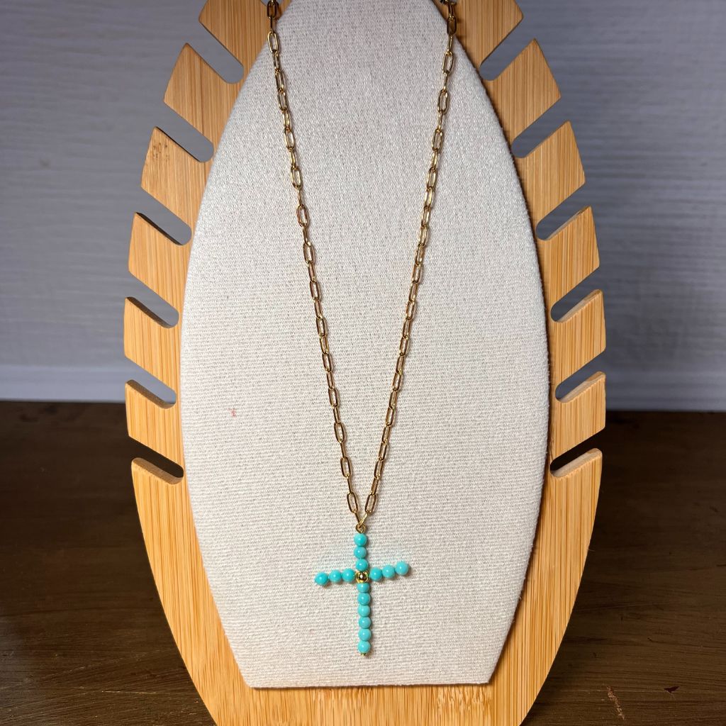 Collar dorado con cruz y cuentas turquesa – estilo boho y espiritual