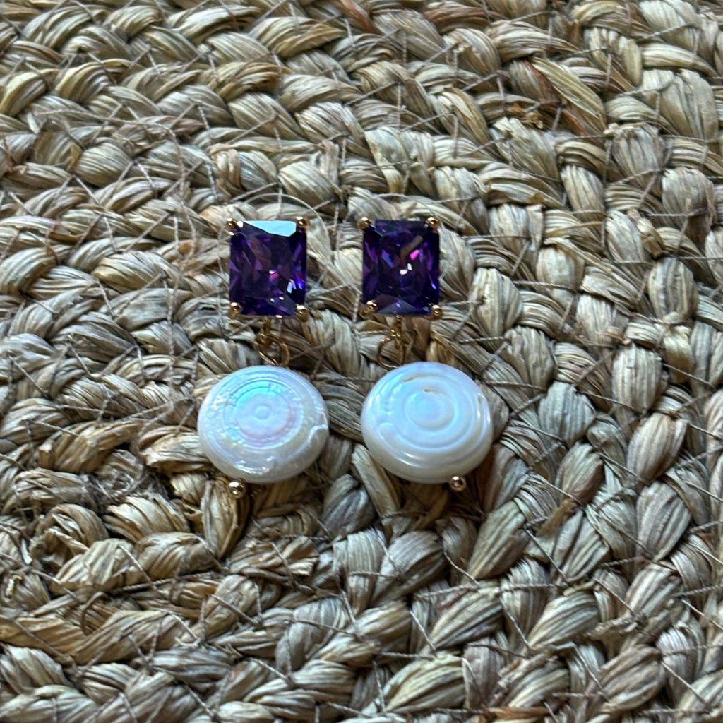 Pendientes con piedra de Esmeralda o Amatista sintética y Concha Blanca