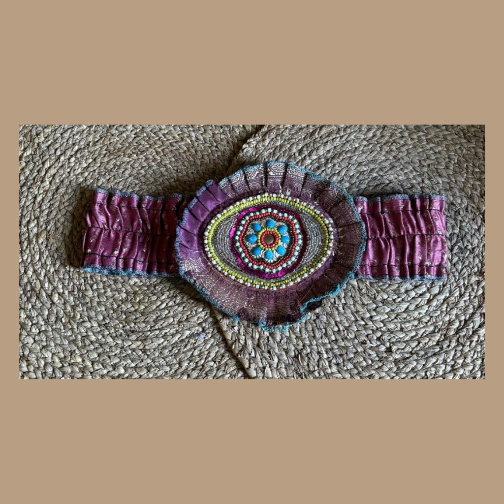 Cinturón tipo étnico con tejido estampado y bordado con abalorios