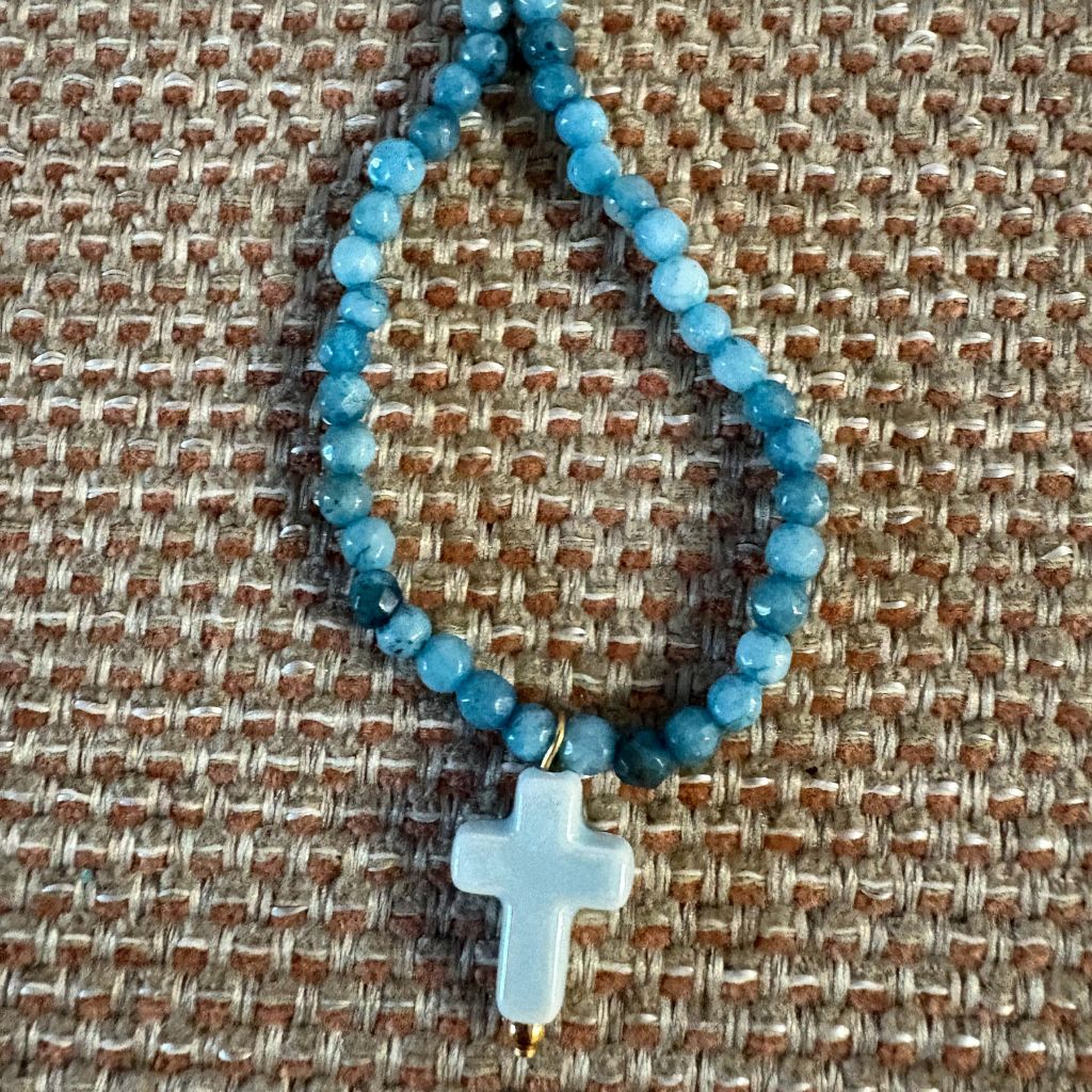 Collar con cuentas de cristal y cruz de cerámica –  Diseño Azul & Celeste by Keka”