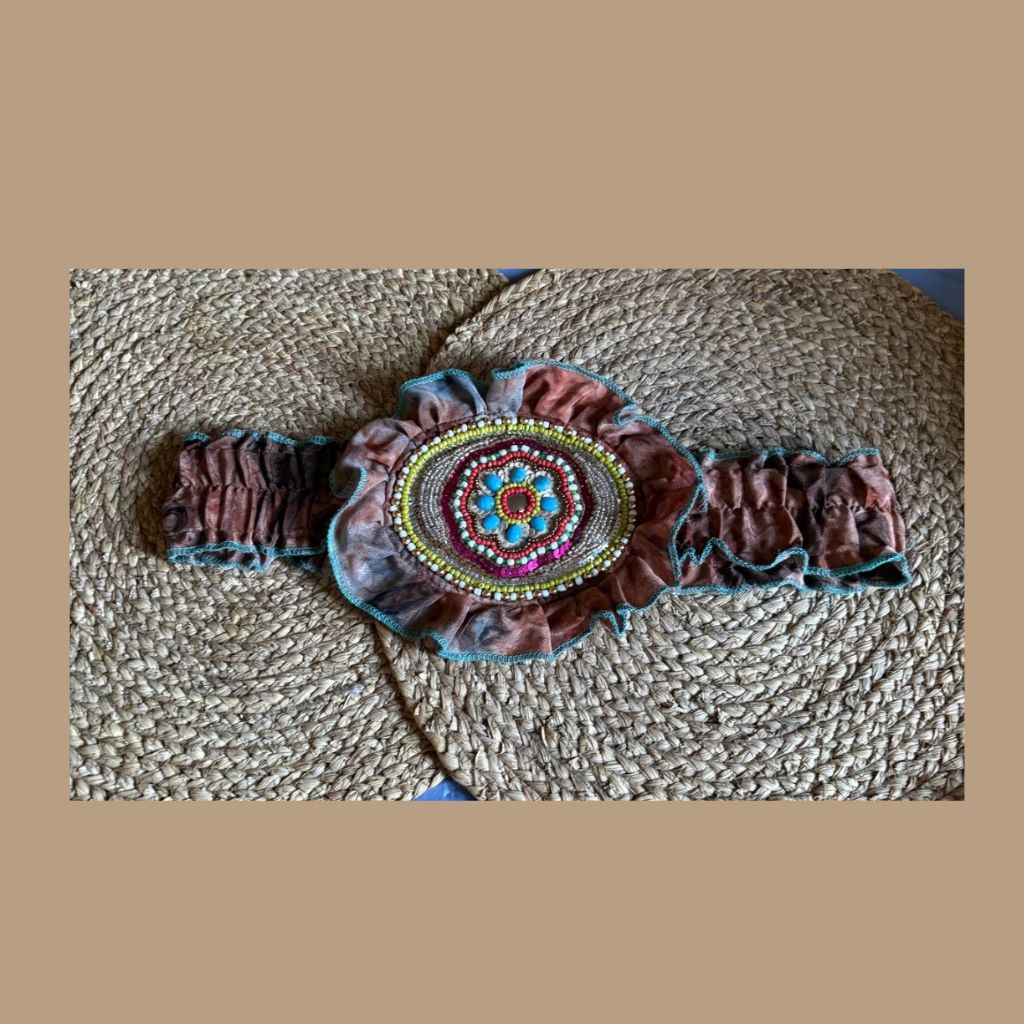 Cinturón tipo étnico con tejido estampado y bordado con abalorios