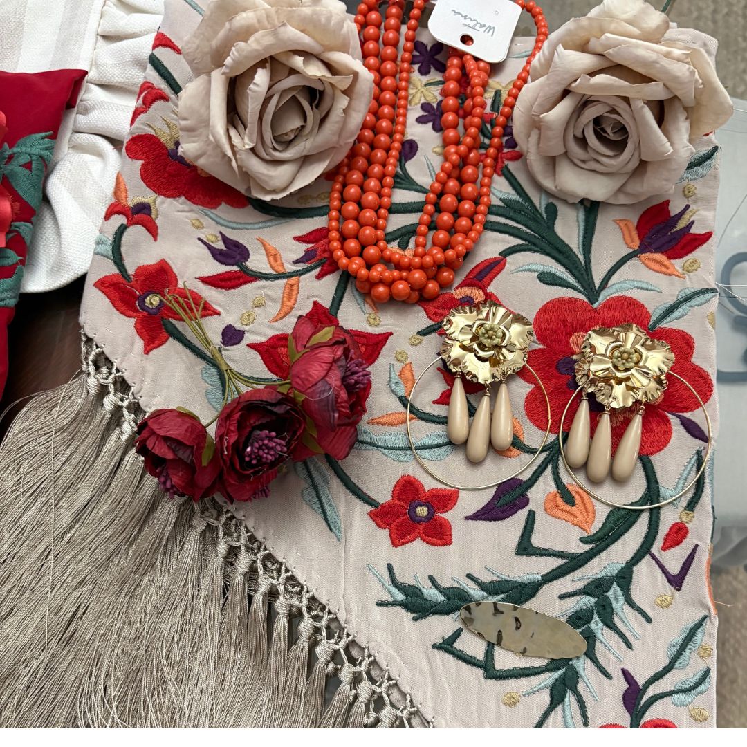 Mantoncillo de Flamenca Beige Bordado con Flecos Hechos a Mano en Cantillana