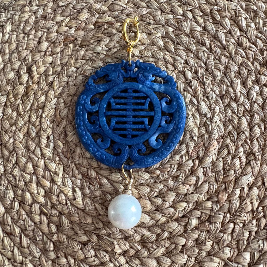 Colgante artesanal Keka Durán azul con perla blanca