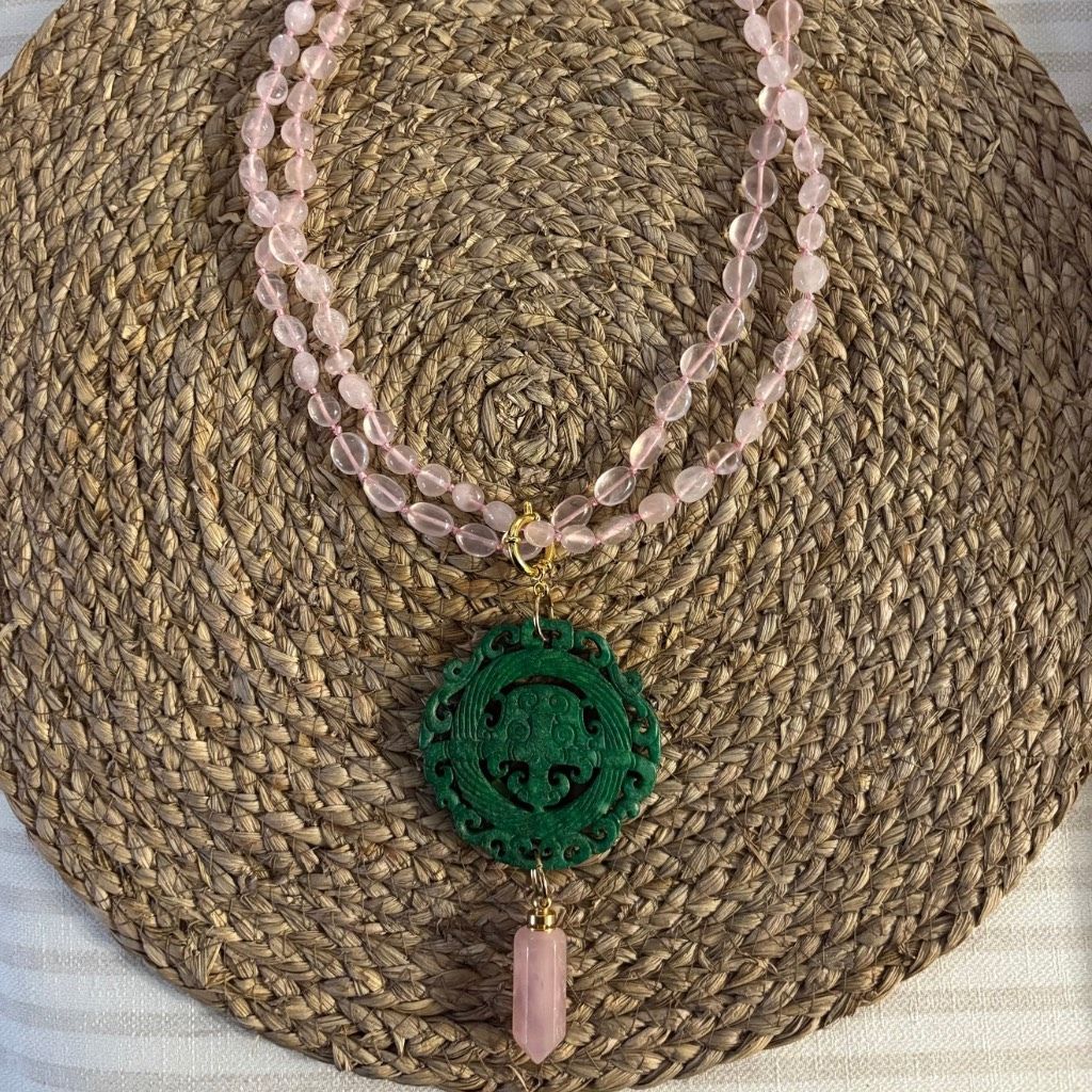 Colgante medallón verde tallado con colgante efecto cuarzo rosa · By Keka