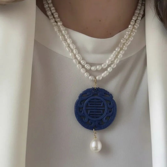 Colgante artesanal Keka Durán azul con perla blanca