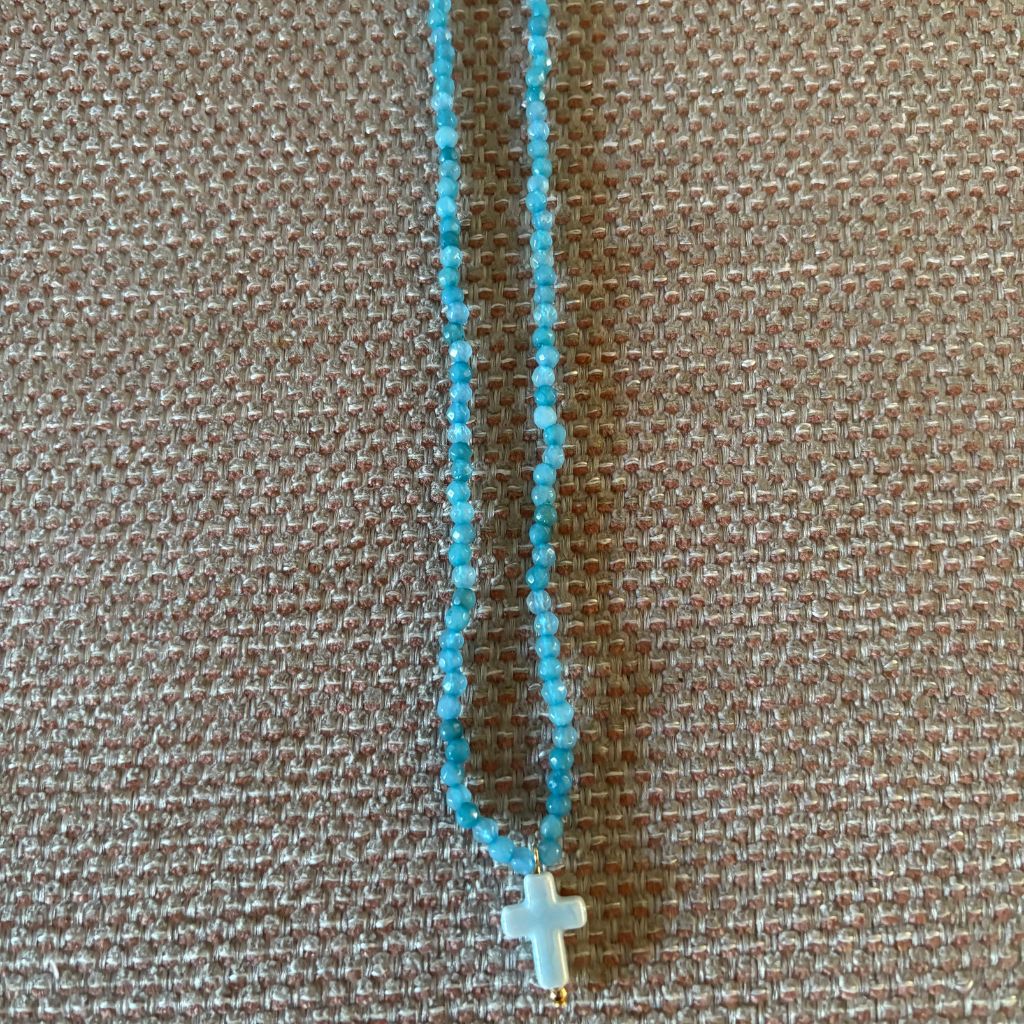 Collar con cuentas de cristal y cruz de cerámica –  Diseño Azul & Celeste by Keka”