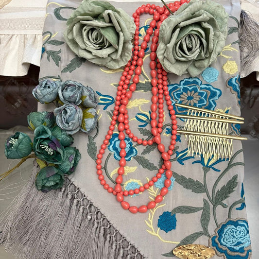 Mantoncillo de Flamenca Beige con Bordado Floral Turquesa y Flecos de Cantillana