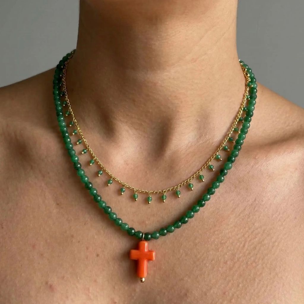 Collar con cuentas de cristal y cruz de cerámica –  Diseño Verde & Naranja by Keka”