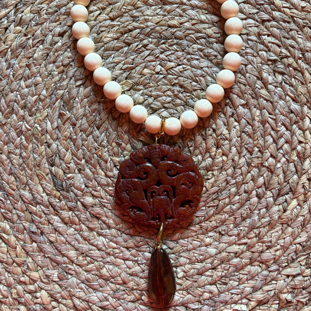 Collar Artesanal con cuentas beige y Colgante jade marrón tallado.