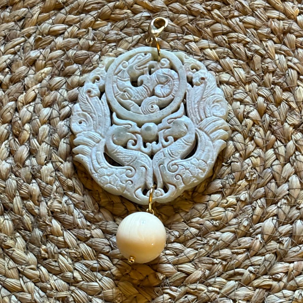 Colgante jade natural tallado con bola crema