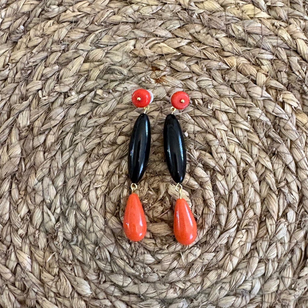 Pendientes largos bicolor coral y negro estilo elegante
