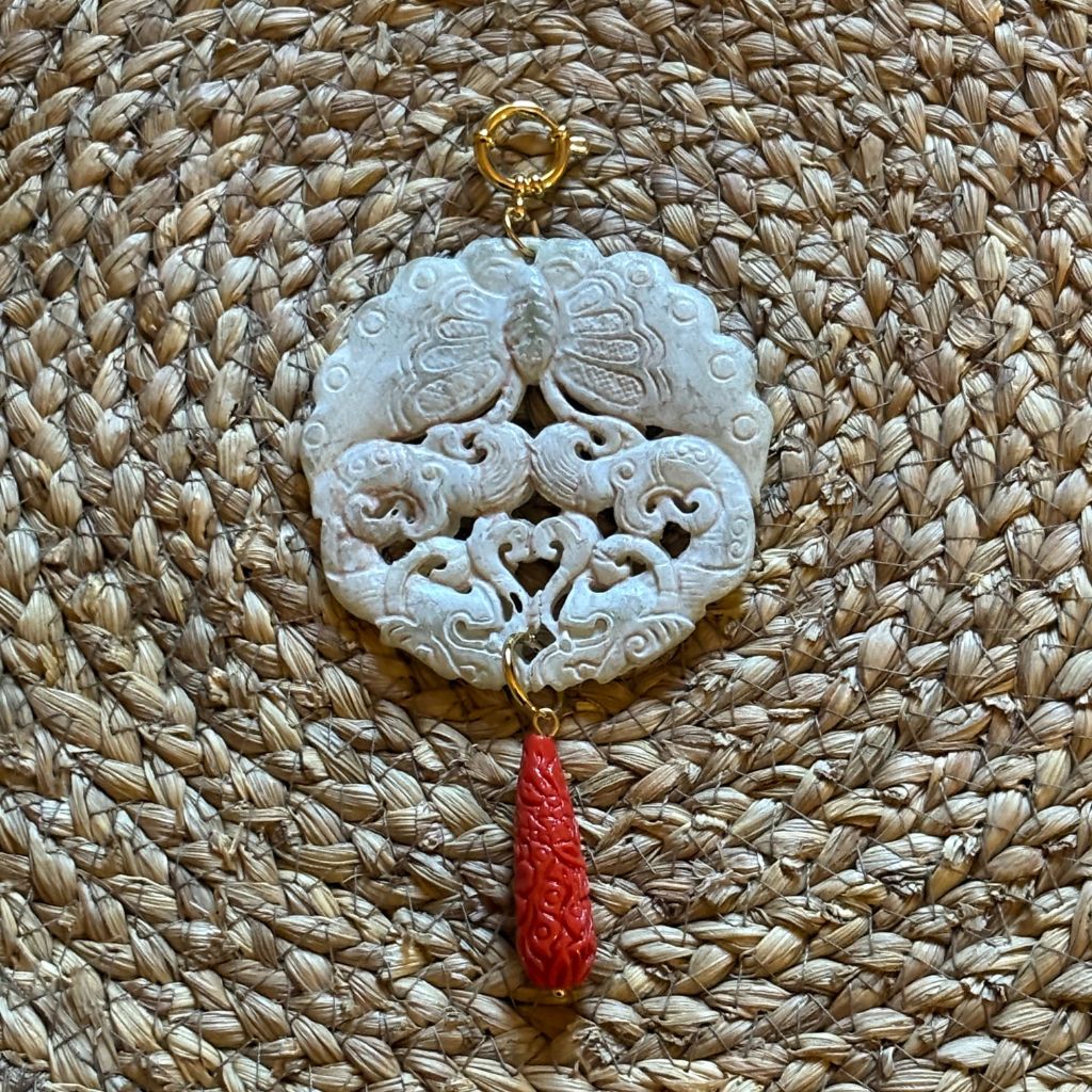 Colgante Artesanal jade tallado con Mosquetón Dorado y Detalle Coral