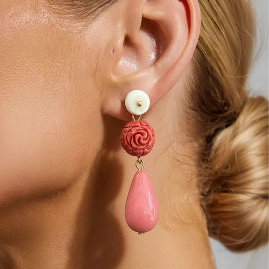 Pendientes lágrima rosa con detalle floral coral