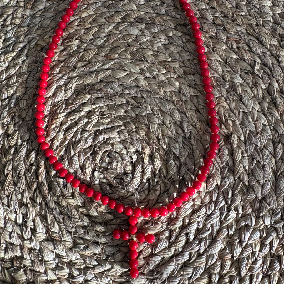 Gargantilla de Cuentas Rojas con Cruz de Coral - Estilo Mediterráneo