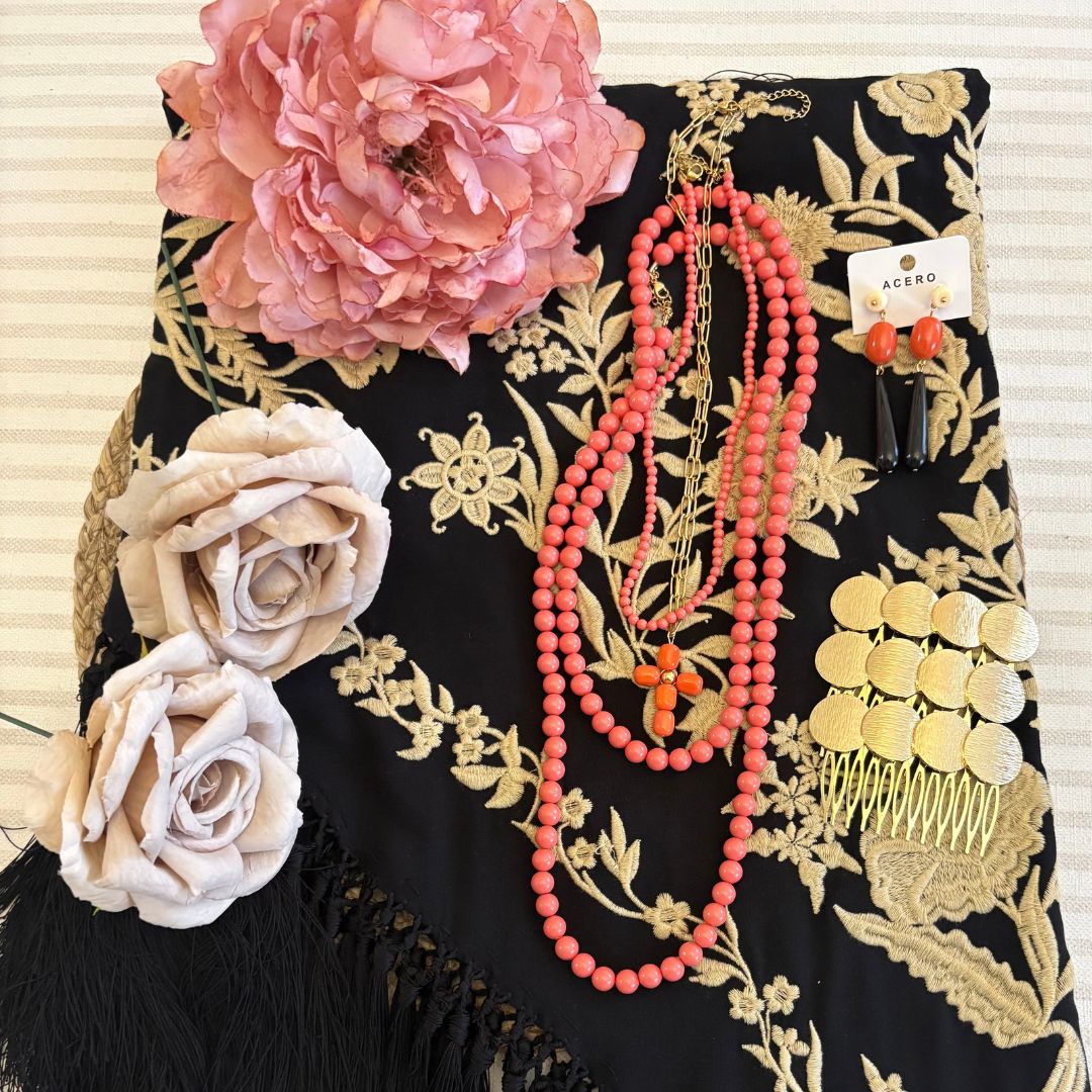 Mantoncillo de Flamenca Negro Bordado en Beige con Flecado Artesanal de Cantillana