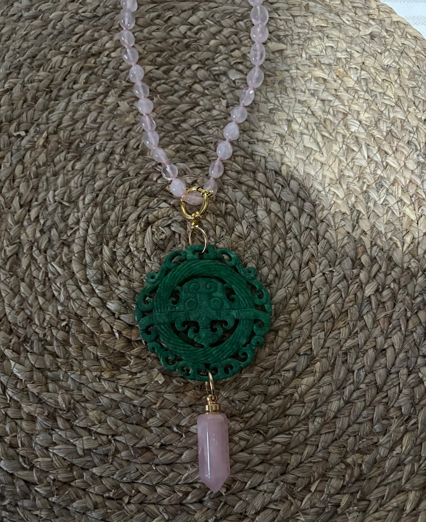 Colgante medallón verde tallado con colgante efecto cuarzo rosa · By Keka