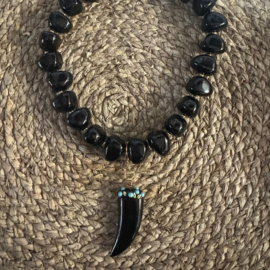 Colgante Cuerno Negro con Detalle de Color By Keka Durán
