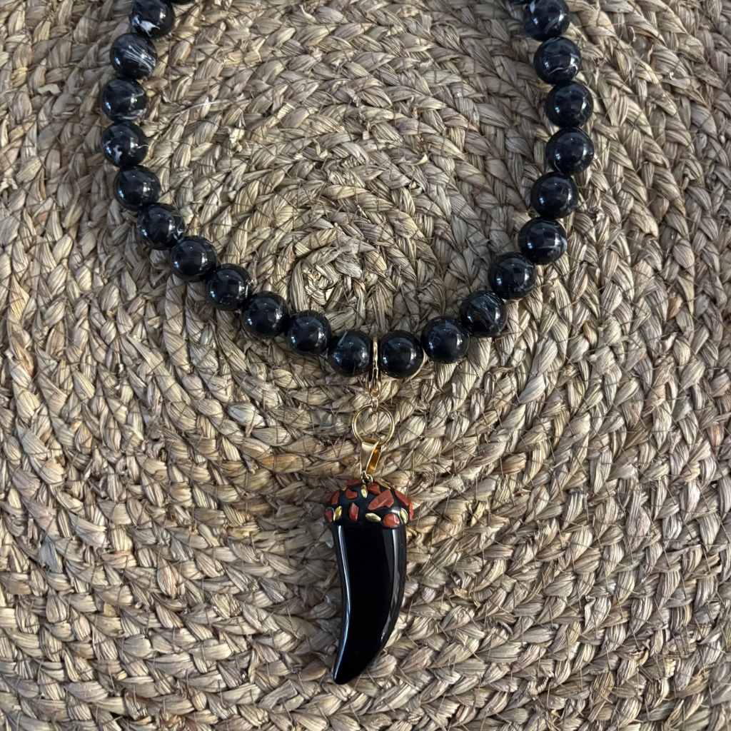 Colgante Cuerno Negro con Detalle de Color By Keka Durán