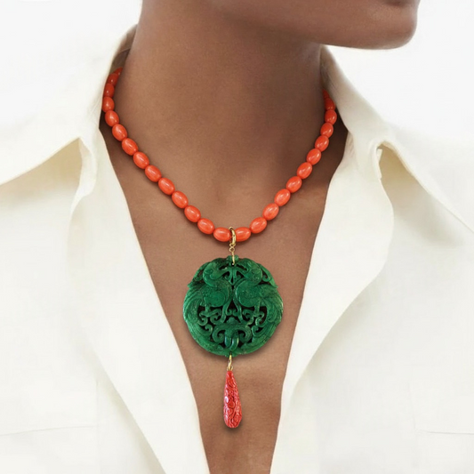 Colgante medallón verde tallado con colgante coral · By Keka