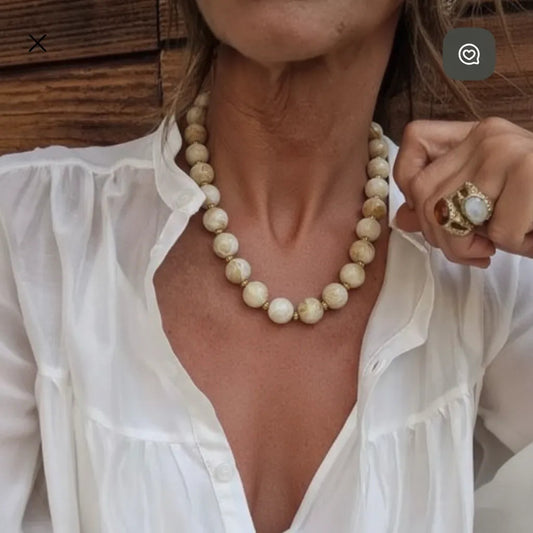 Collar de bolas marmoleadas en tonos beige y dorado