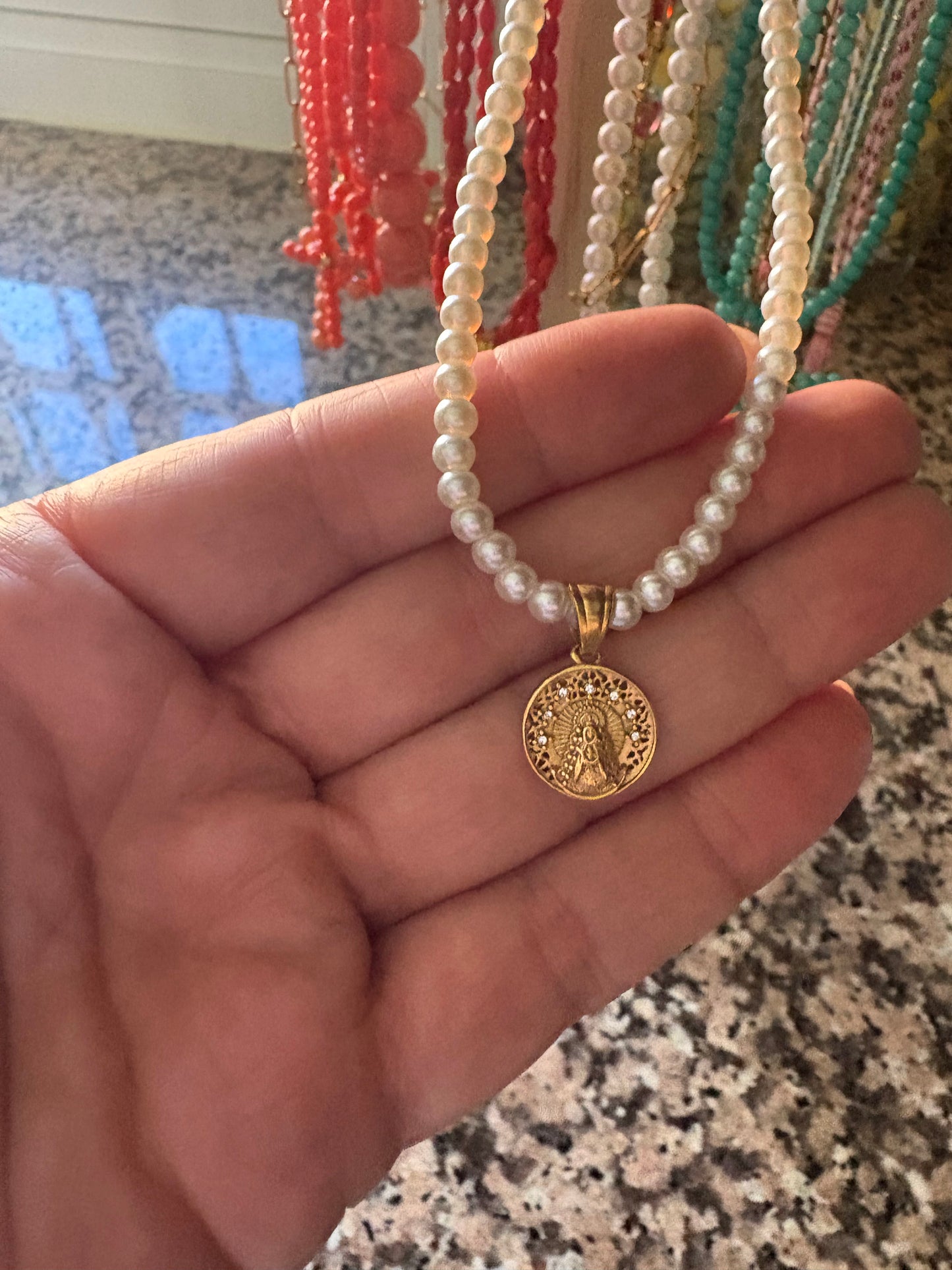 Gargantilla de perlas blancas con medalla Virgen del Rocío chapada en oro